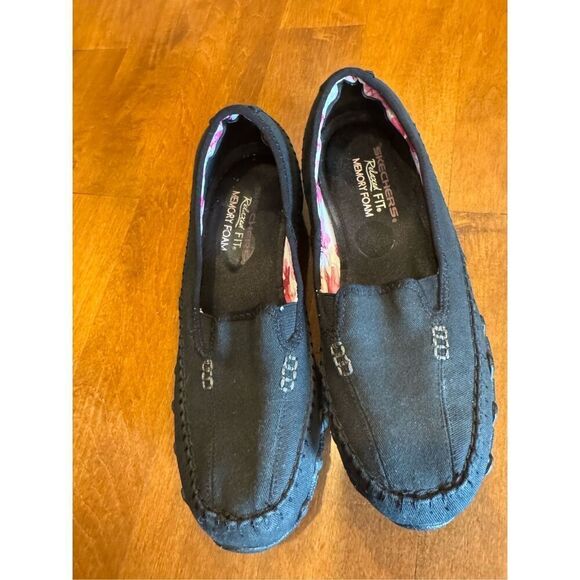 Woman’s Skechers relaxed fit memory foam slip on shoes size 8 - Picture 2 of 6